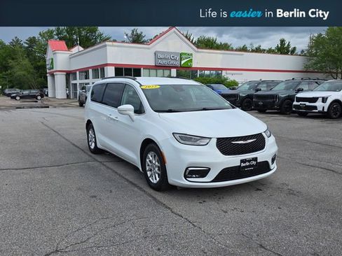 Used 2022 Chrysler Pacifica Touring-L FWD image 1