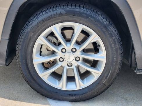 Used 2019 Jeep Cherokee Latitude w/ Popular Appearance Group FWD image 10