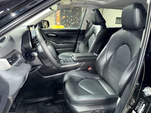 Used 2025 Toyota Highlander XLE AWD/4WD image 14