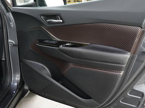 Used 2019 Toyota C-HR Limited FWD image 9