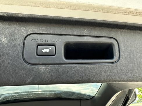 Used 2025 Honda Pilot Elite image 12