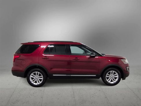 Used 2017 Ford Explorer XLT w/ Equipment Group 202A image 9