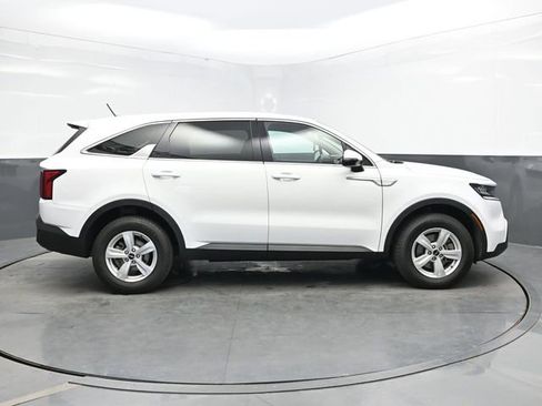 Used 2022 Kia Sorento LX image 8