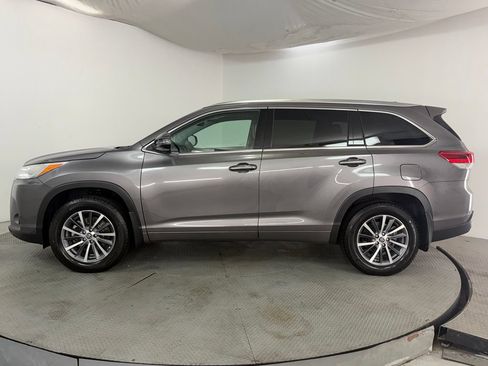 Used 2017 Toyota Highlander XLE AWD/4WD image 4