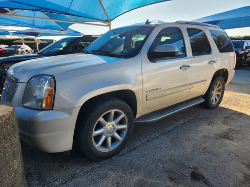 Used 2009 GMC Yukon Denali image 2