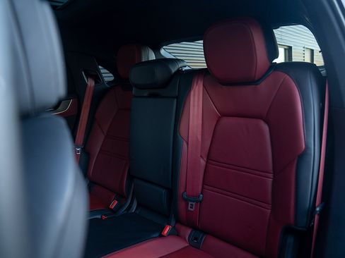 Certified 2025 Porsche Cayenne GTS AWD/4WD image 21