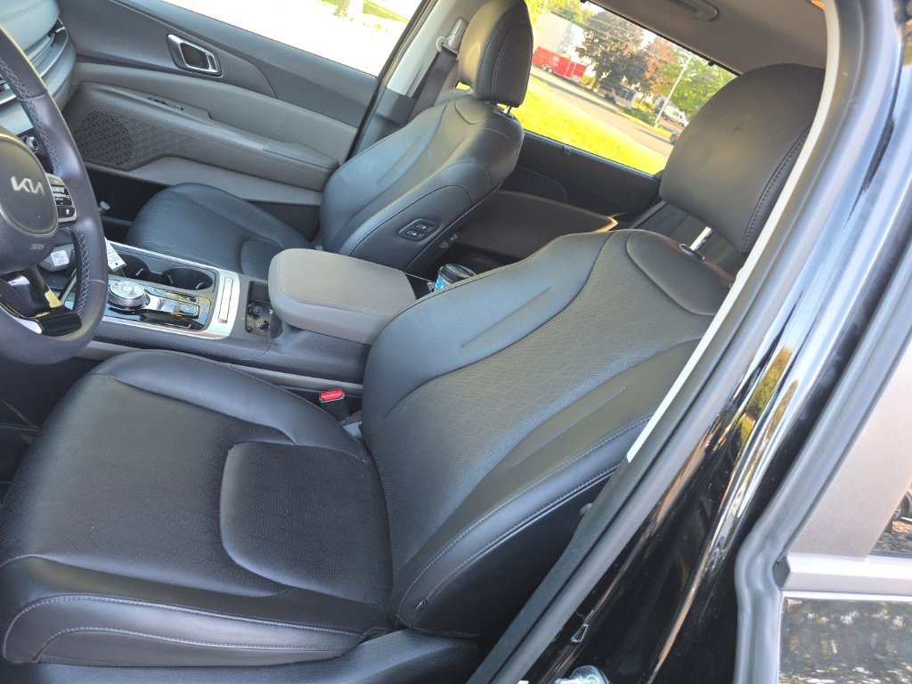 Used 2025 Kia Carnival EX FWD image 12