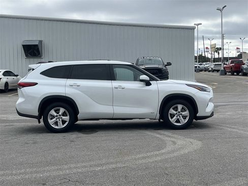 Used 2023 Toyota Highlander LE image 6