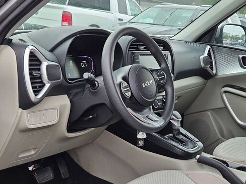 Used 2025 Kia Soul LX image 2
