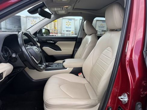 Used 2023 Toyota Highlander XLE AWD/4WD image 27
