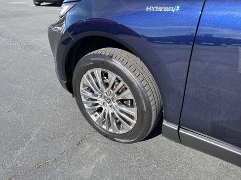 Used 2021 Toyota Venza XLE image 12