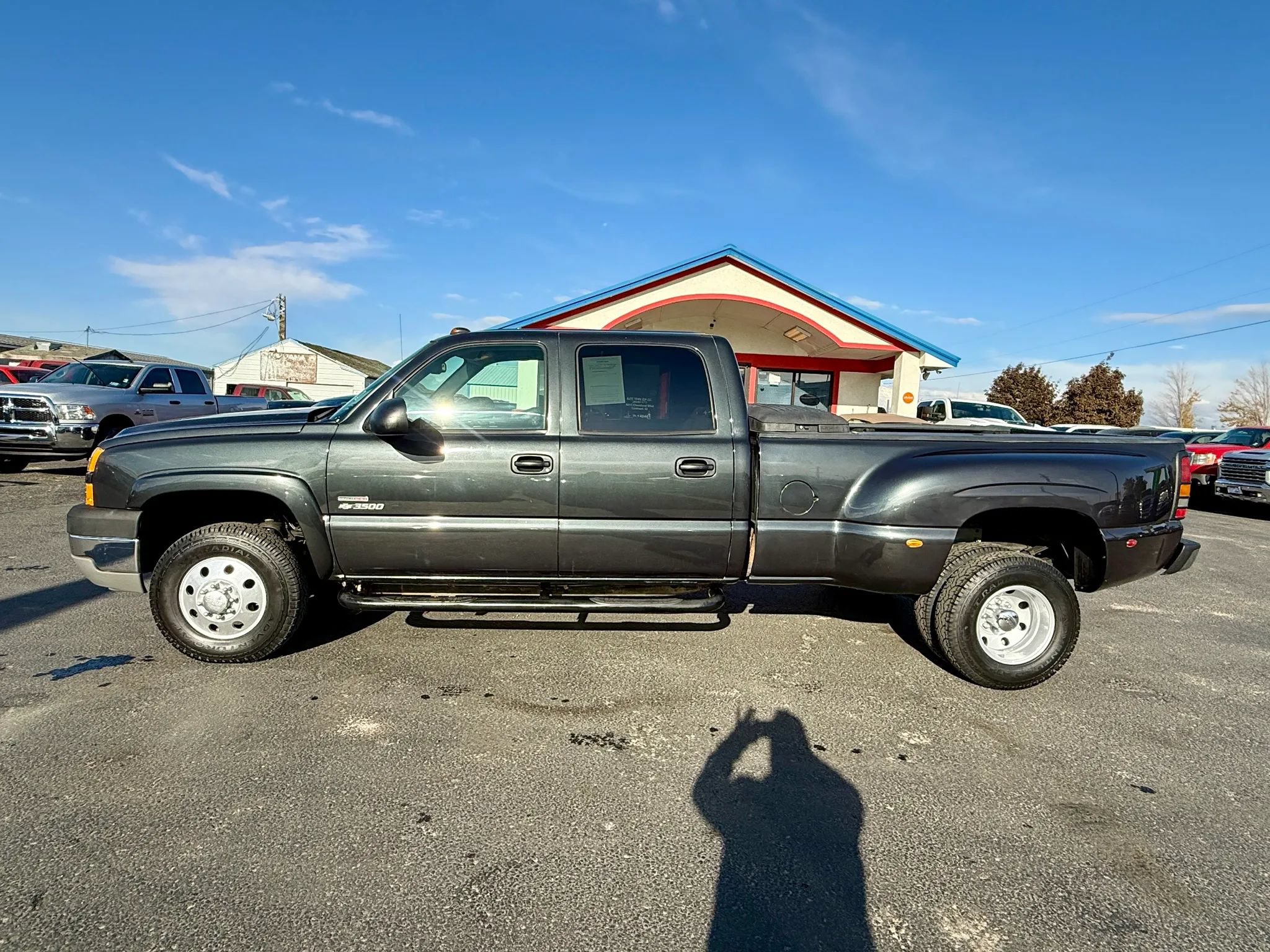 Used 2005 Chevrolet Silverado 3500 LS w/ Heavy-Duty Power Package AWD/4WD image 2