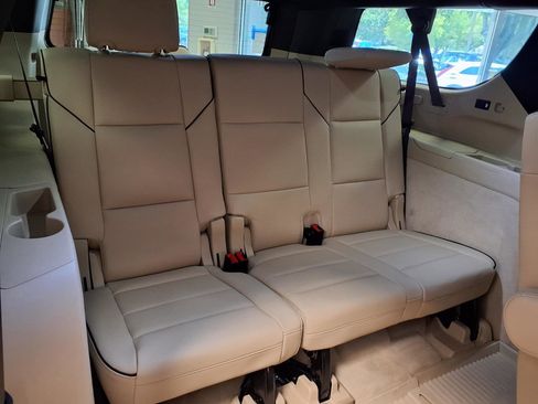 Used 2024 Cadillac Escalade ESV Premium Luxury RWD image 18