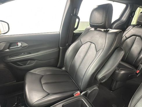 Used 2025 Chrysler Pacifica Select image 13