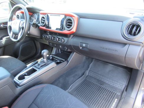 Used 2016 Toyota Tacoma TRD Sport w/ Towing Package AWD/4WD image 14