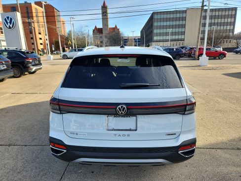 New 2026 Volkswagen Taos SE image 4