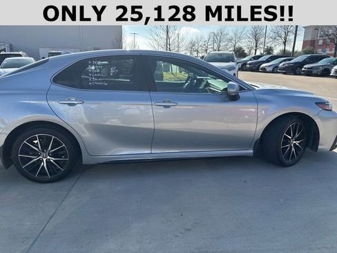 Used 2024 Toyota Camry SE image 2