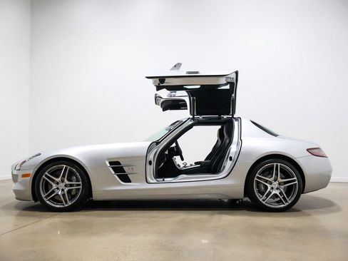 Used 2012 Mercedes-Benz SLS AMG Coupe image 4