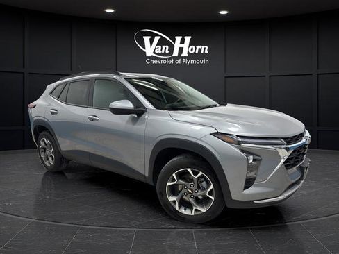 Used 2025 Chevrolet Trax LT image 1