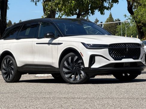 New 2026 Lincoln Nautilus Reserve image 2