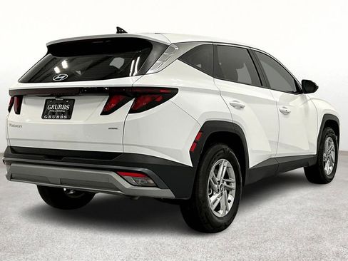 Used 2025 Hyundai Tucson SE image 2