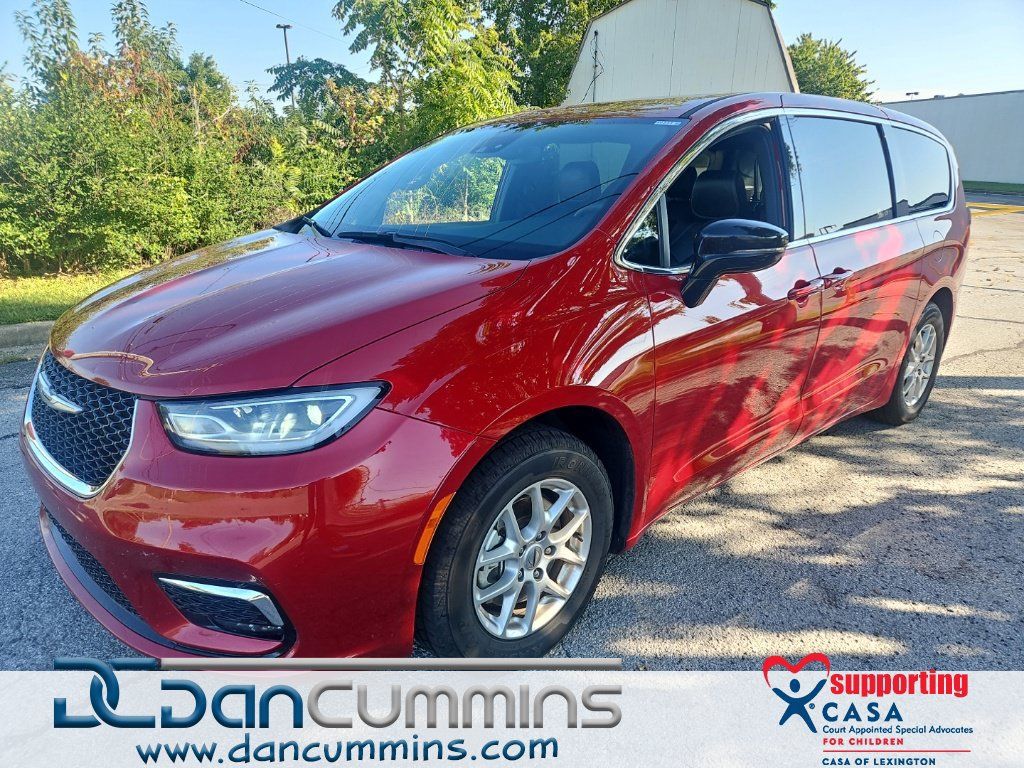 Used 2025 Chrysler Pacifica Select FWD image 1
