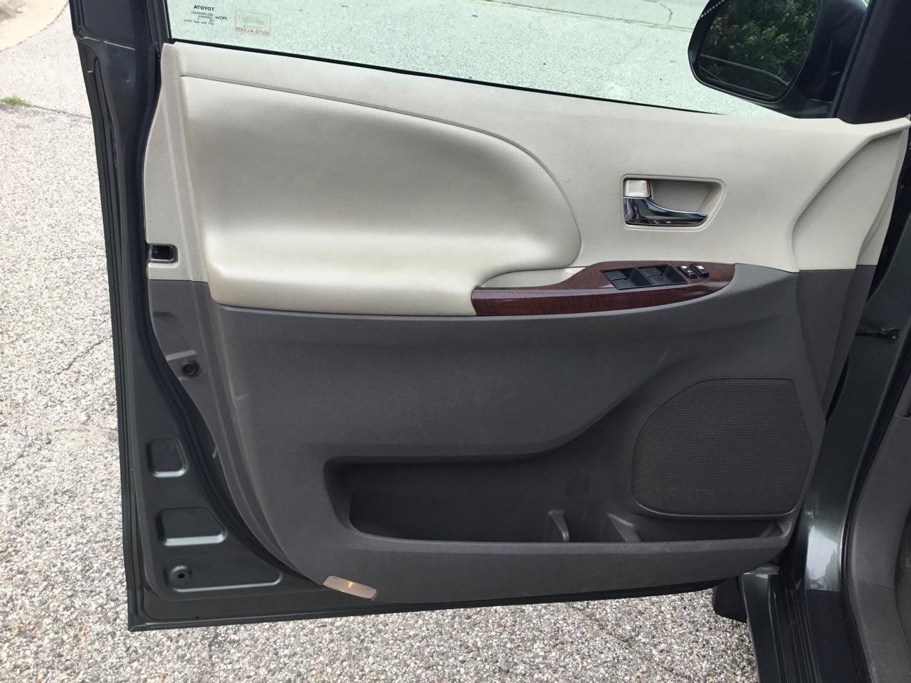 Used 2013 Toyota Sienna XLE w/ Entertainment Pkg AWD/4WD image 15
