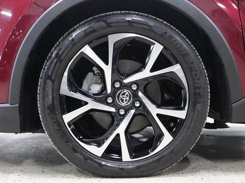 Used 2018 Toyota C-HR XLE FWD image 35