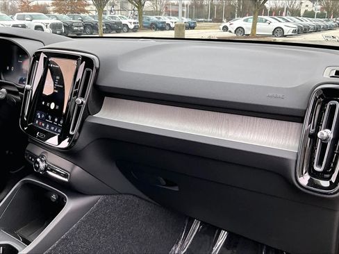 Used 2026 Volvo XC40 B5 Core w/ Climate Package AWD/4WD image 30