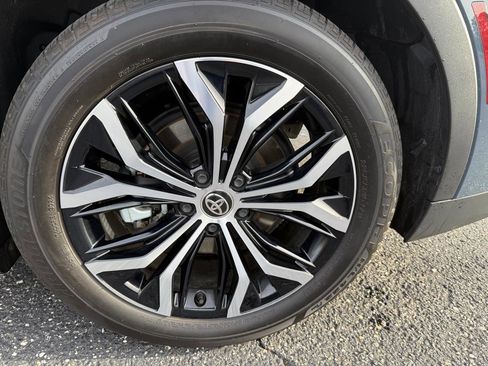 Used 2025 Toyota Crown XLE image 40