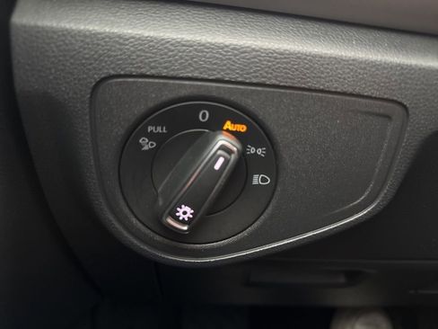 Used 2020 Volkswagen Atlas Cross Sport SE w/ Panoramic Sunroof Package image 12