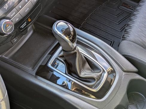 Used 2017 Nissan Rogue SV image 16