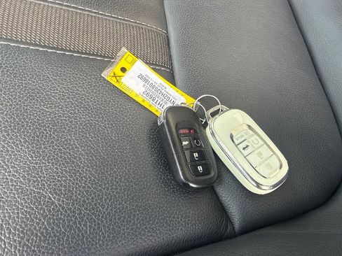 Used 2025 Honda Pilot EX-L image 32