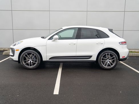 Certified 2025 Porsche Macan AWD/4WD image 2