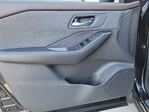 Used 2023 Nissan Rogue SV image 23