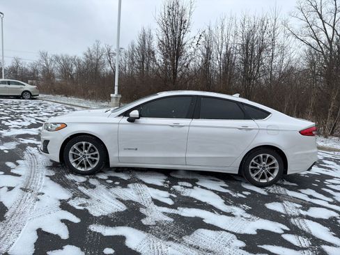 Used 2019 Ford Fusion SE image 3