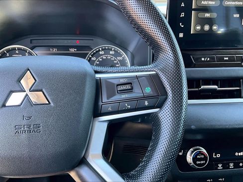 Used 2025 Mitsubishi Outlander SE AWD/4WD image 24