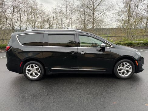 Used 2019 Chrysler Pacifica Limited image 4