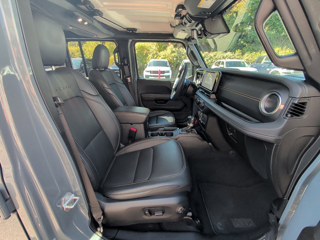Used 2024 Jeep Wrangler Unlimited Sahara w/ Technology Group AWD/4WD image 16