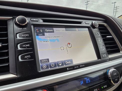 Used 2018 Toyota Highlander XLE image 17