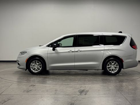 New 2026 Chrysler Pacifica Select image 5