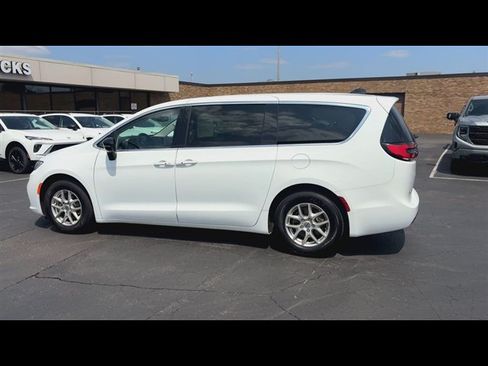 Used 2024 Chrysler Pacifica Touring-L FWD image 6