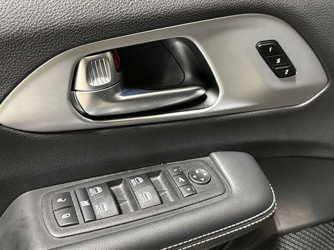 Used 2025 Chrysler Pacifica Limited FWD image 22