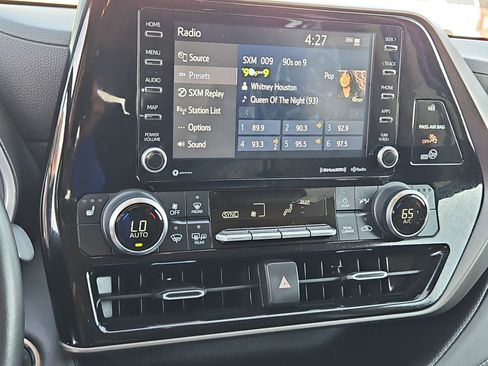 Used 2022 Toyota Highlander XLE FWD image 18