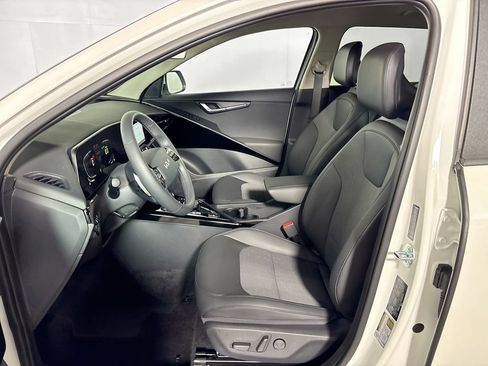 Certified 2025 Kia Niro EX FWD image 12