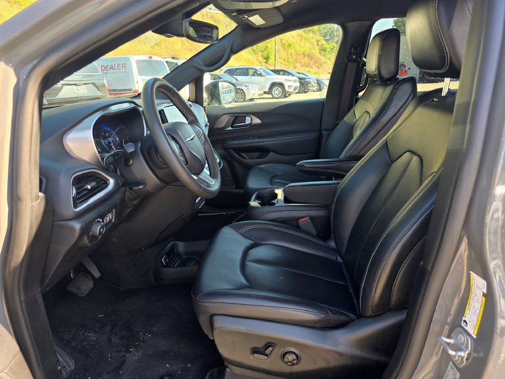 Used 2025 Chrysler Pacifica Select FWD image 4
