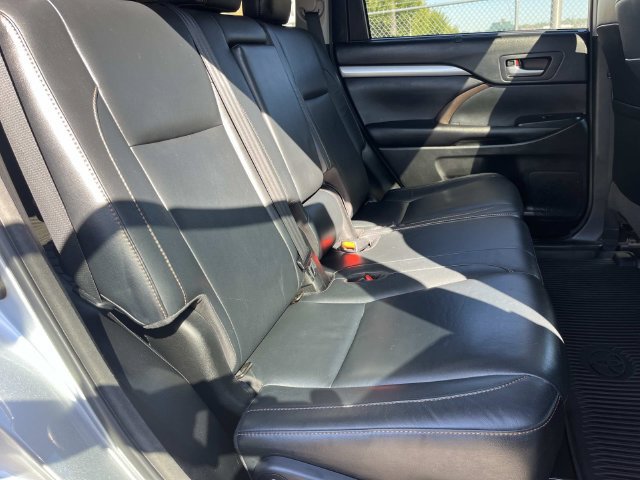 Used 2018 Toyota Highlander XLE AWD/4WD image 26