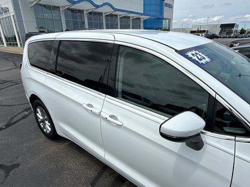 Used 2023 Chrysler Pacifica Touring-L AWD/4WD image 14