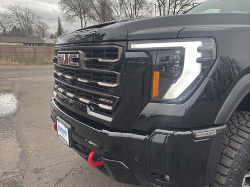 Used 2025 GMC Sierra 2500 AT4X image 5