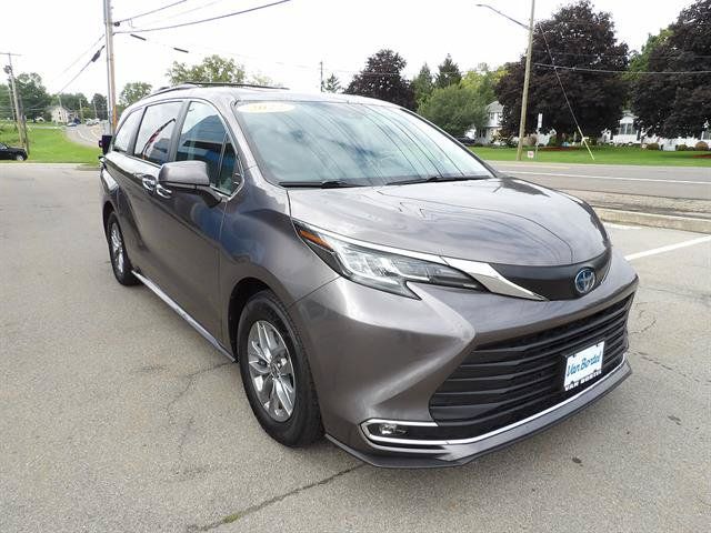 Used 2022 Toyota Sienna XLE FWD image 7
